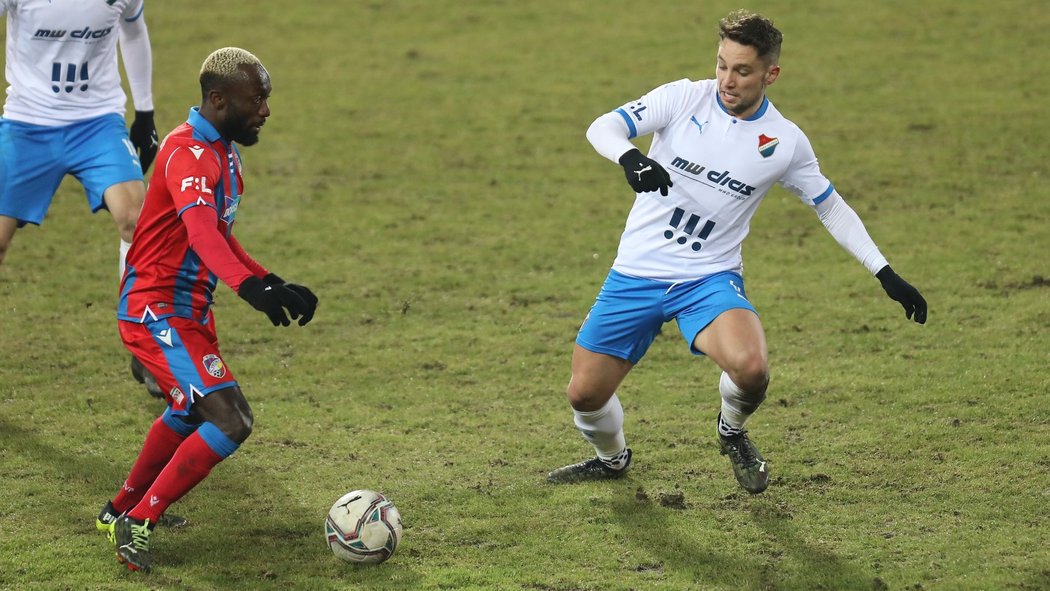 Plzeňský záložník Joel Kayamba se snaží přelstít Adama Jánoše v utkání s Baníkem Ostrava