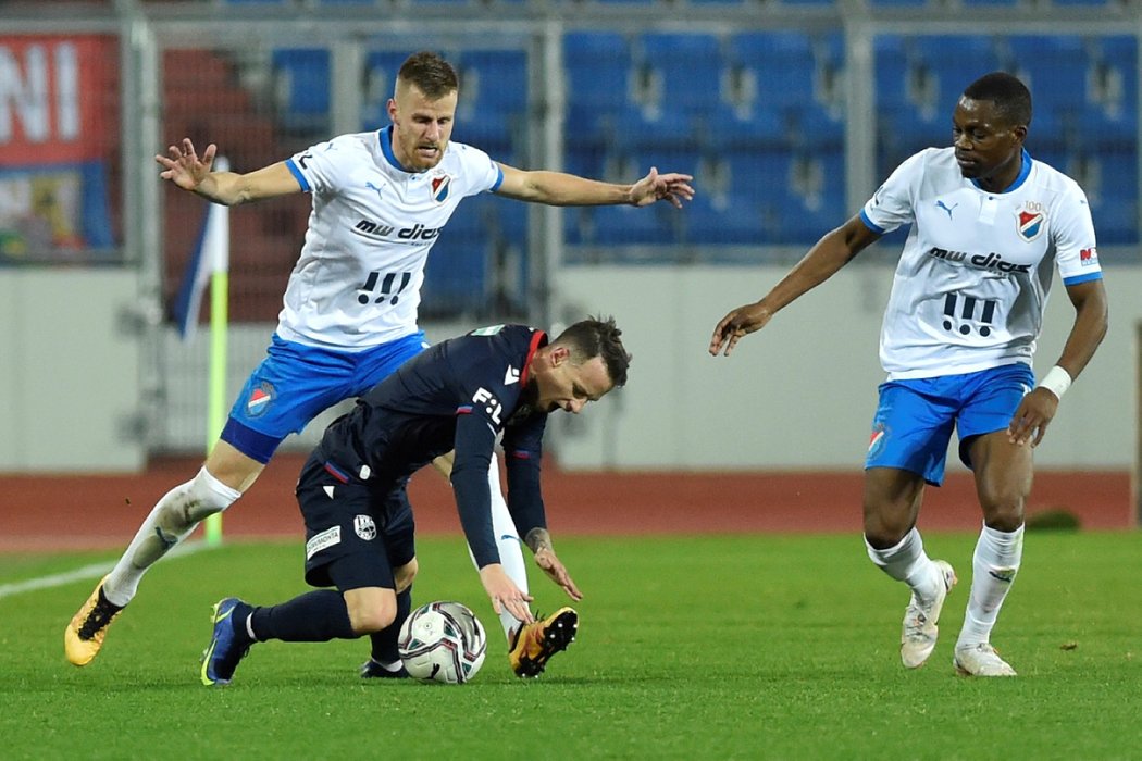 Plzeňský Jan Sýkora se snaží udržet míč v zápase proti Baníku