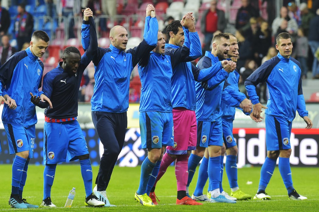 Fotbalisté Plzně děkují fanouškům po výhře nad Baníkem