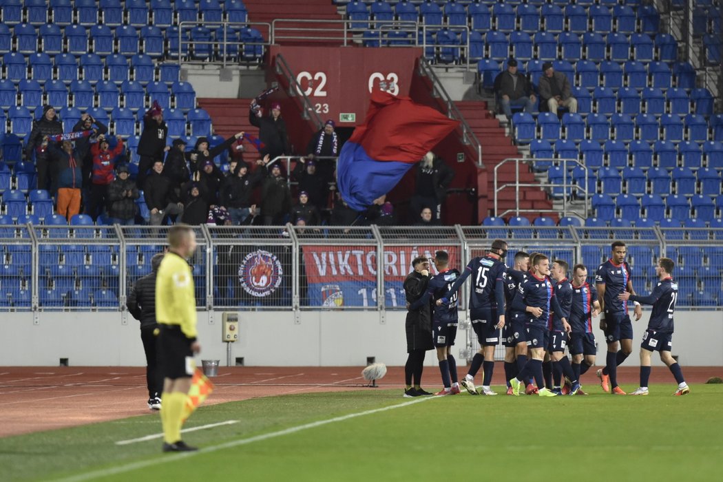 Radost plzeňských fotbalistů po úvodní brance do sítě Baníku