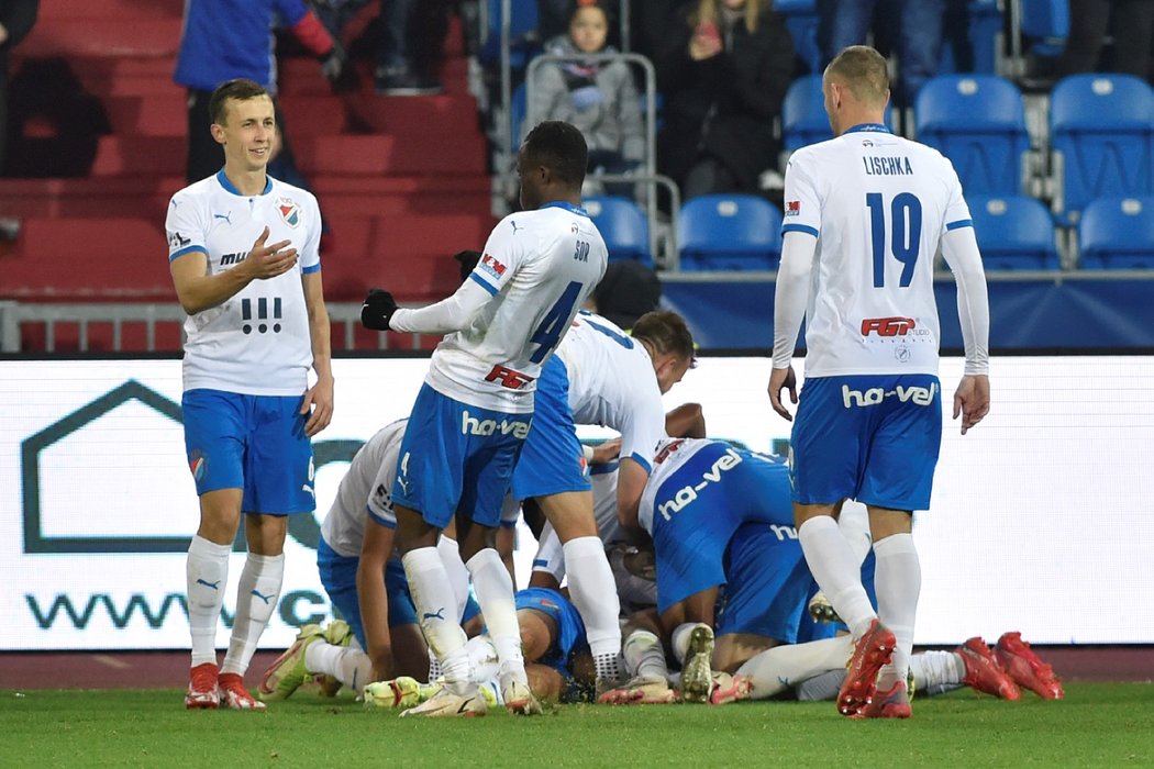 Radost fotbalistů Baníku Ostrava po brance do sítě Viktorie Plzeň