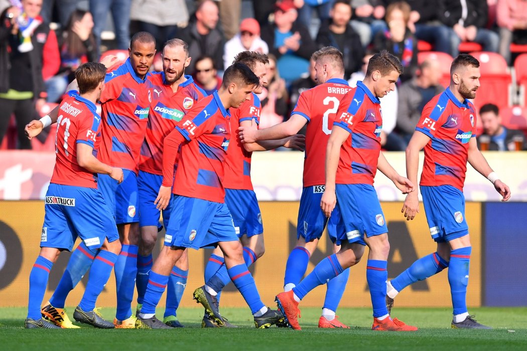 Radost plzeňských fotbalistů po gólu Jeana-Davida Beauguela do sítě pražských Bohemians