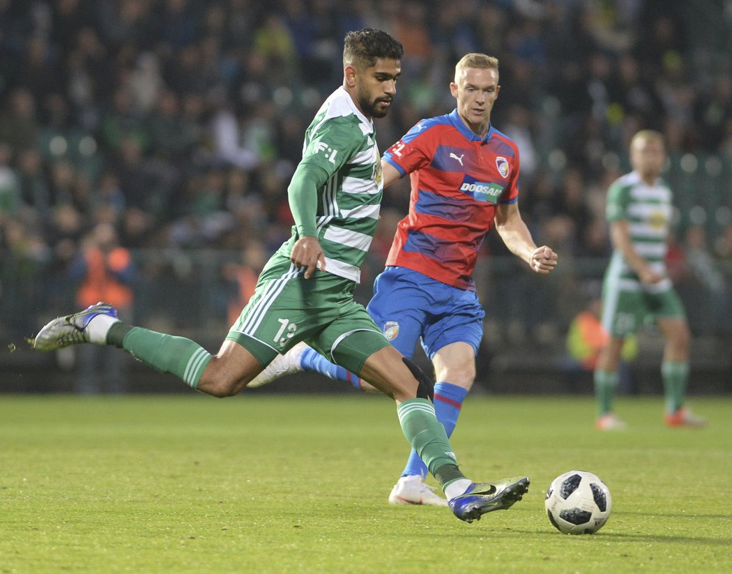 Roman Procházka hlídá Júsufa. Ten pomohl Bohemians k remíze s Plzní gólem z penalty