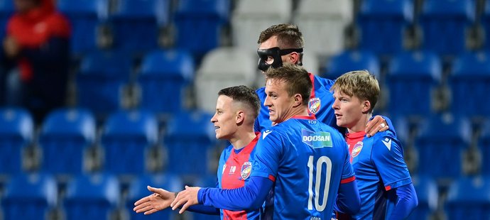 Plzeňští fotbalisté se radují z jedné z branky v zápase proti Bohemians