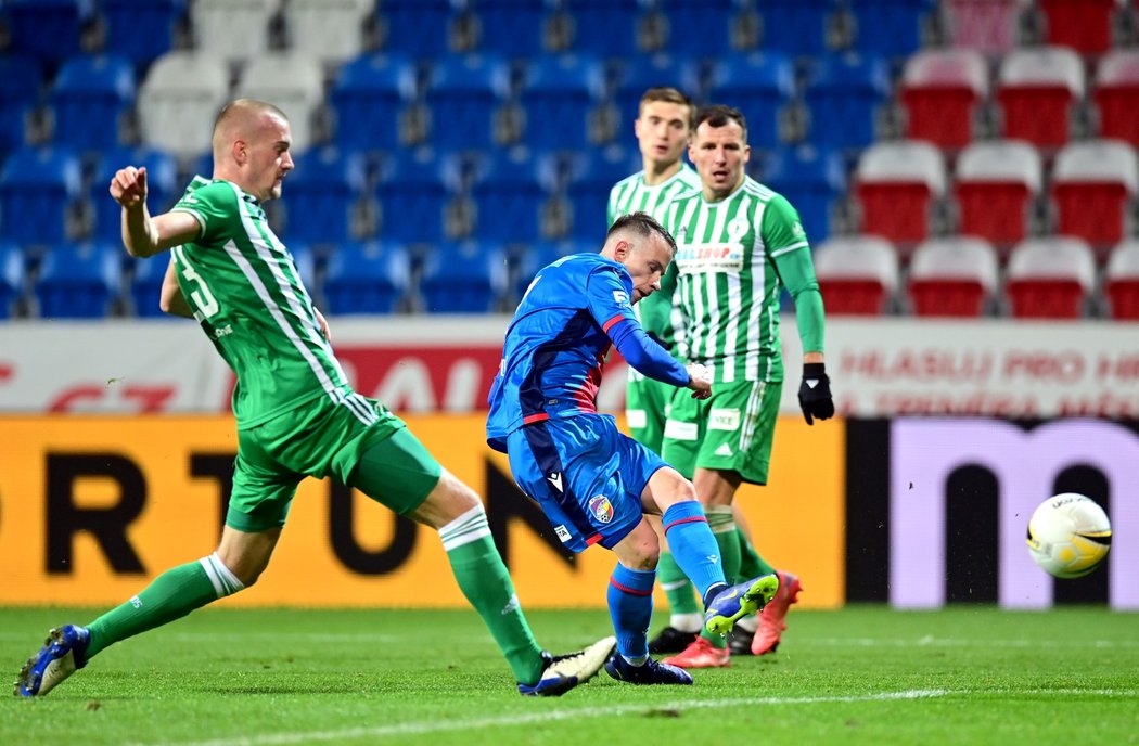 Plzeňský záložník Jan Sýkora střílí na branku v utkání proti Bohemians