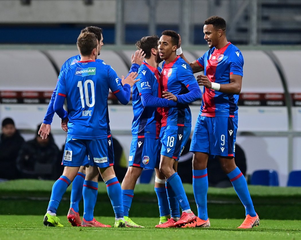 Radost plzeňských fotbalistů po vstřelené brance do sítě Bohemians