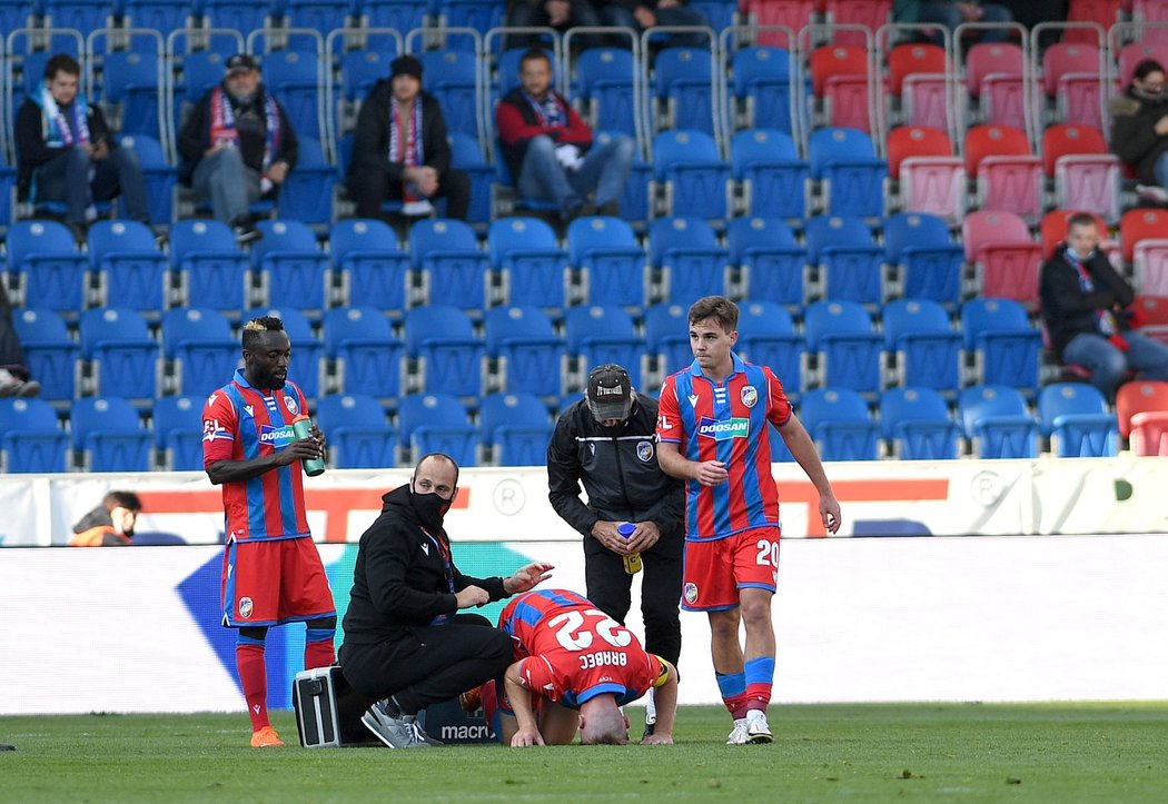 Ošetřování plzeňského kapitána Jakuba Brabce