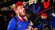 Plzeňský útočník Tomáš Chorý krátce po příjezdu ke stadionu, kde propukly oslavy titulu
