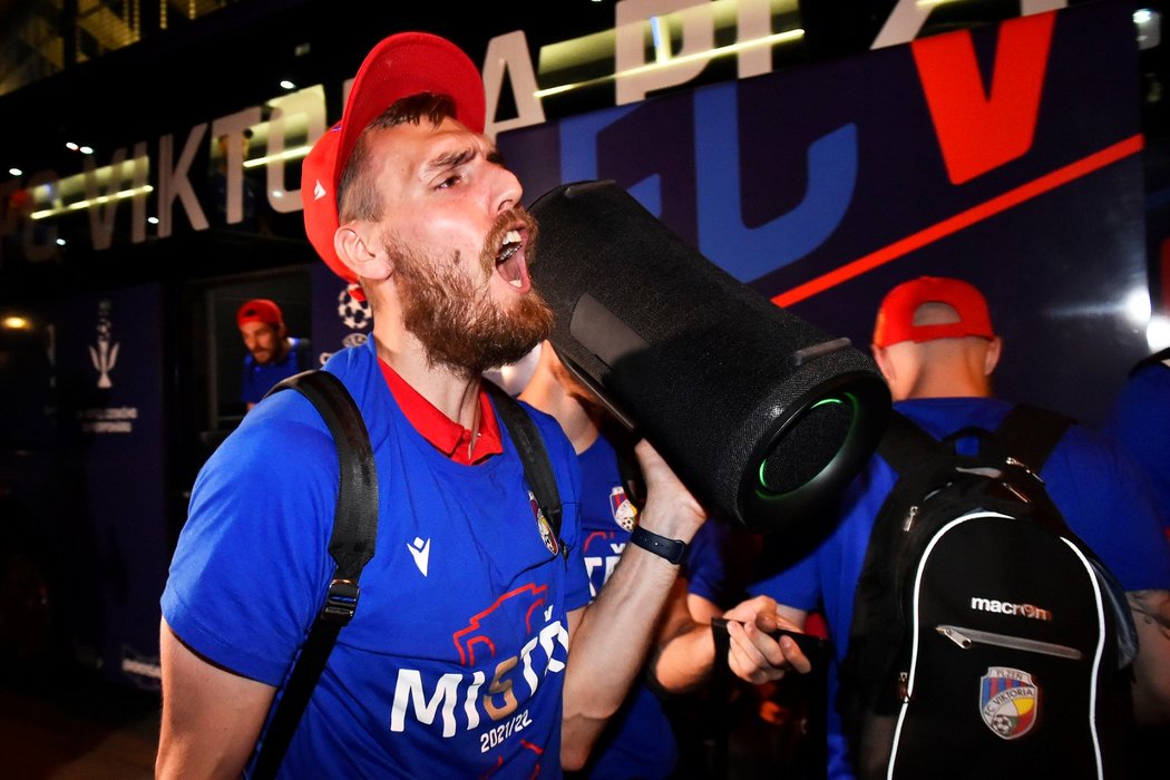 Plzeňský útočník Tomáš Chorý krátce po příjezdu ke stadionu, kde propukly oslavy titulu