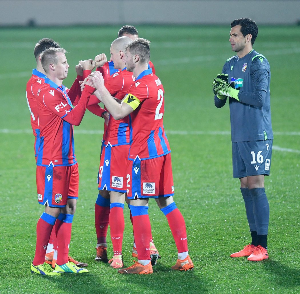 Plzeňští David Limberský, Zdeněk Ondrášek, kapitán Jakub Brabec a brankář Aleš Hruška se hecují před druhým poločasem duelu v Českých Budějovicích