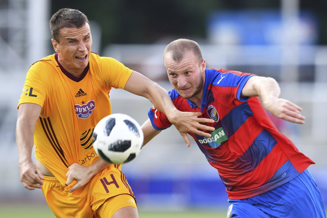 Ivan Ostojič v souboji s plzeňským Michaelem Krmenčíkem