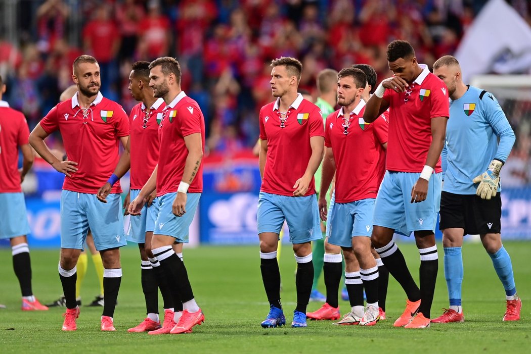 Plzeňětí fotbalisté před výkopem svátečního domácího duelu proti Českým Budějovicím