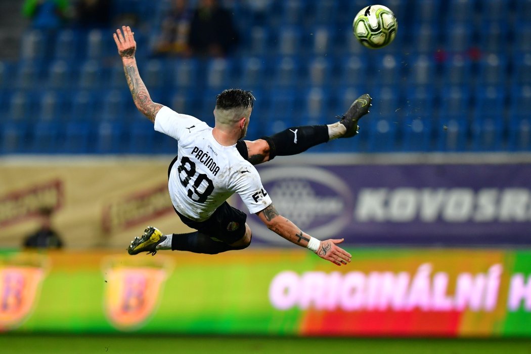 Parádní akrobatické zakončení v podání plzeňského záložníka Erika Pačindy z duelu s Teplicemi