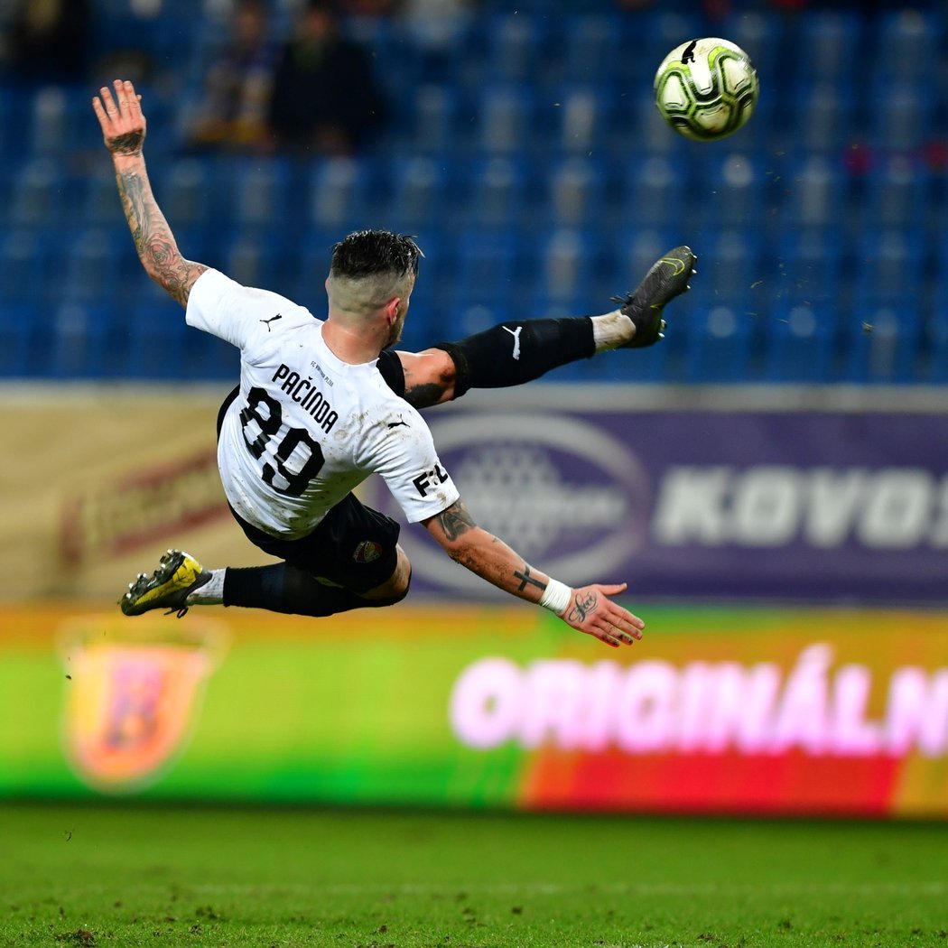 Parádní akrobatické zakončení v podání plzeňského záložníka Erika Pačindy z duelu s Teplicemi