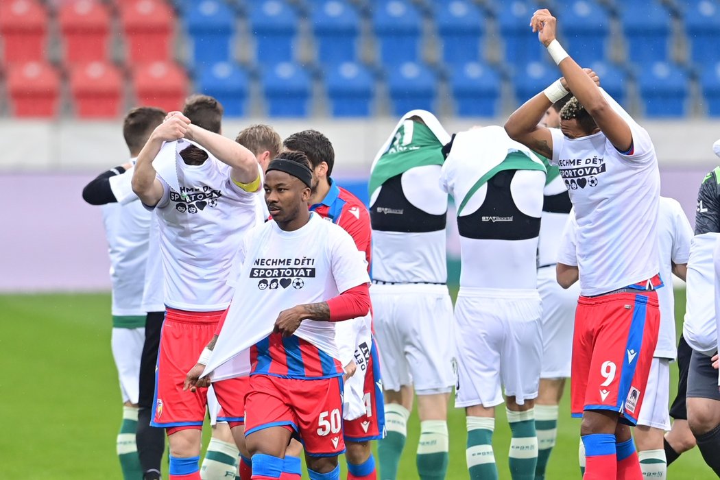 Plzeňští fotbalisté před utkáním s Jabloncem nápisy na triku podpořily návrat dětí ke sportování