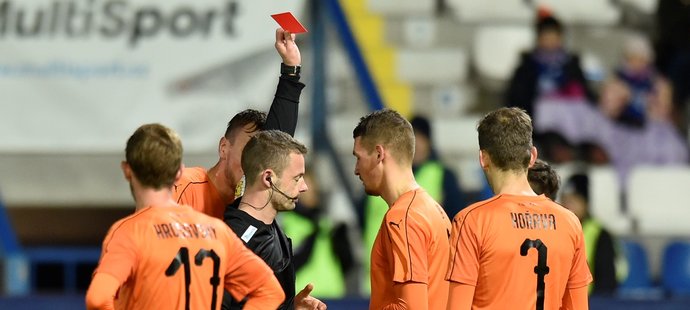 Lukáš Hejda z Plzně dostává červenou kartu v zápase proti Liberci