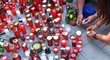 Fanoušci zapalují svíčky na pietním místě věnovaném Mariánu Čišovskému