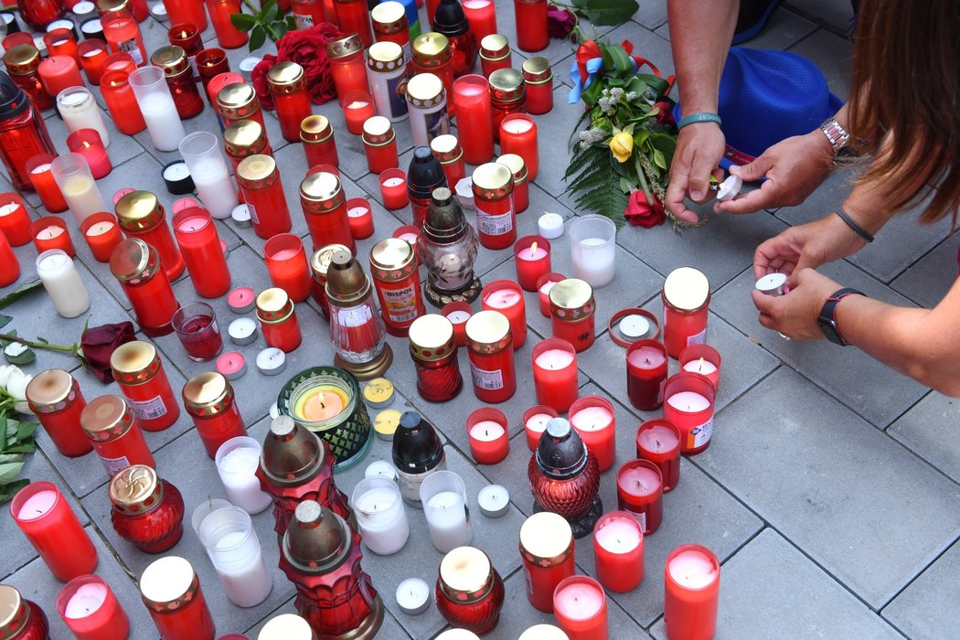 Fanoušci zapalují svíčky na pietním místě věnovaném Mariánu Čišovskému