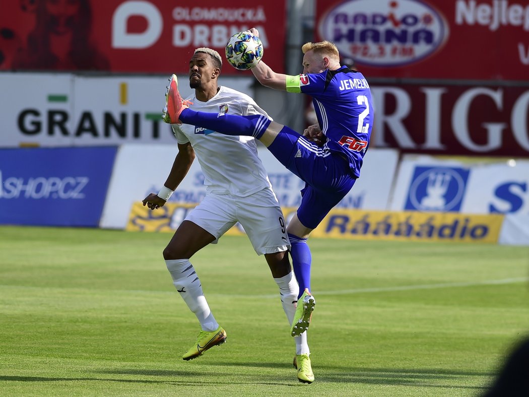 Plzeňský útočník Jean-David Beauguel v souboji s olomouckým kapitánem Václavem Jemelkou