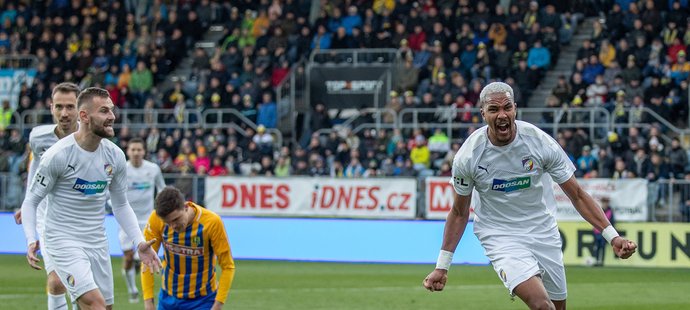 Plzeňský útočník Jean-David Beauguel slaví branku v utkání na hřišti Opavy