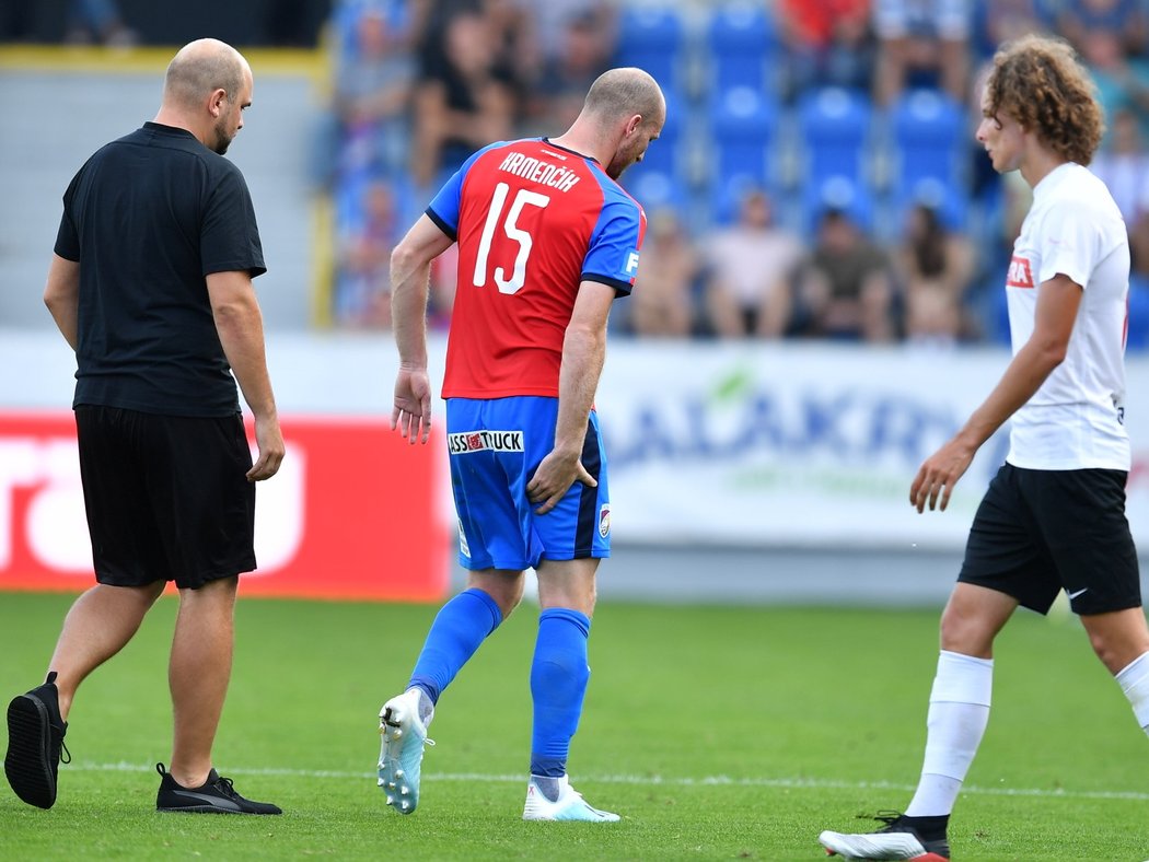 Michael Krmenčík opouští hřiště při zápase s Opavou a drží se za pravé stehno