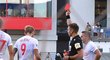 Sudí Alex Denev dává červenou kartu opavskému Matěji Hrabinovi v utkání v Plzni