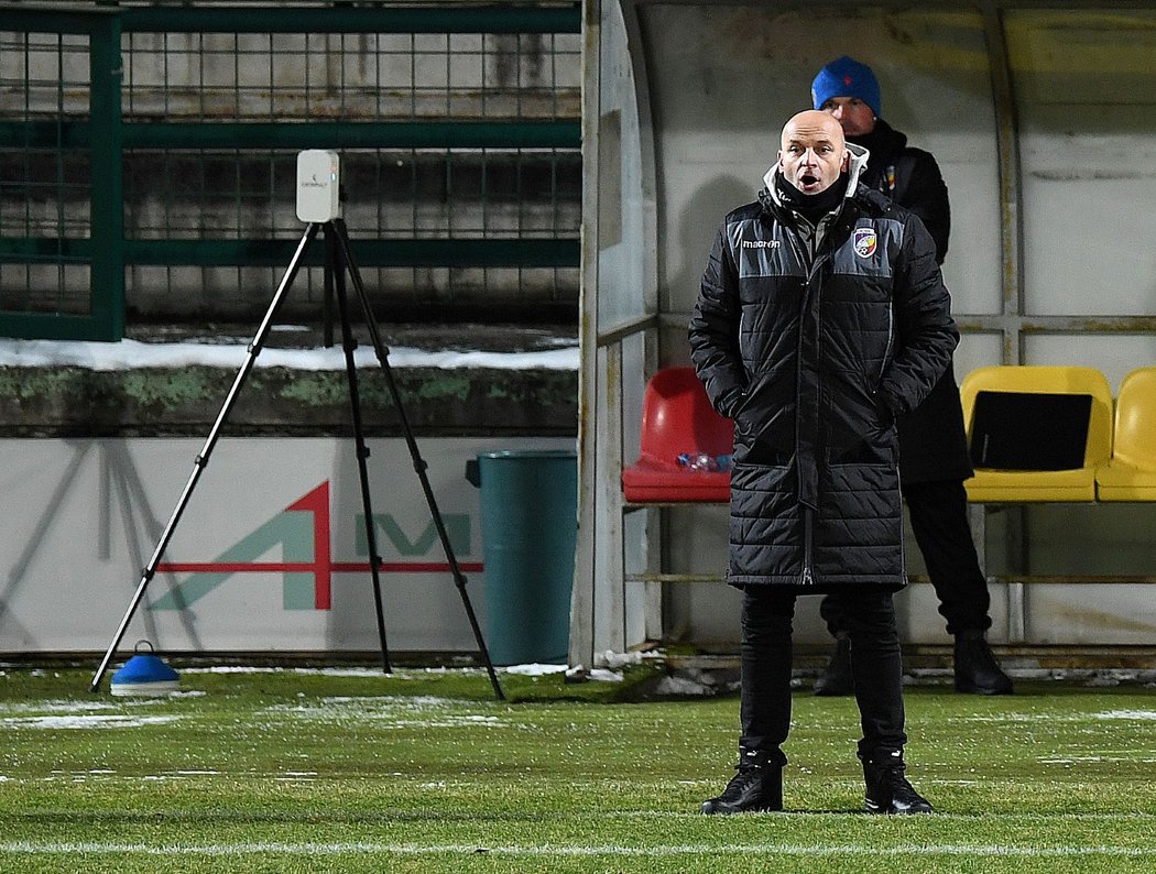 Plzeňský trenér Adrian Guľa během zápasu v Příbrami