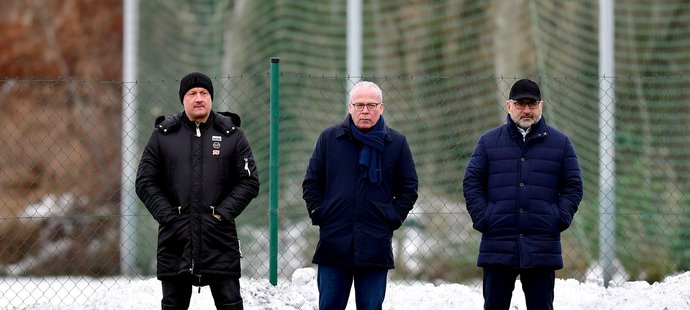 Šéfové Plzně sledují první zimní trénink: (zleva) Adolf Šádek, František Mysliveček a Tomáš Paclík