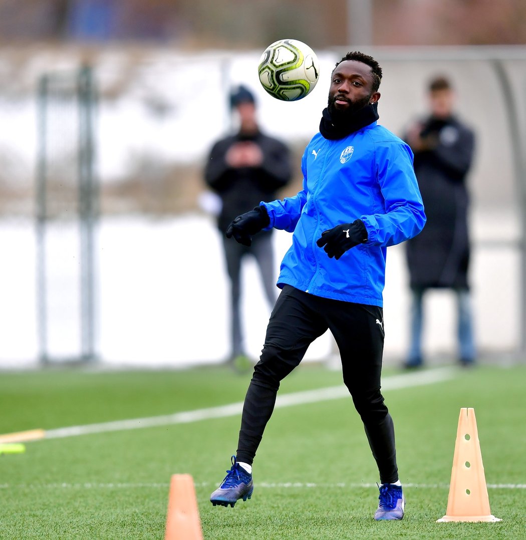 Joel Kayamba se seznamuje s míčem na plzeňském tréninku na startu zimní přípravy