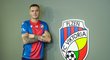 Roman Potočný pózuje u loga Viktorie Plzeň