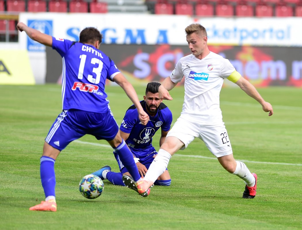 Zleva Mojmír Chytil z Olomouce, Jakub Yunis z Olomouce a Jakub Brabec z Plzně v utkání 30. kola FORTUNA:LIGY