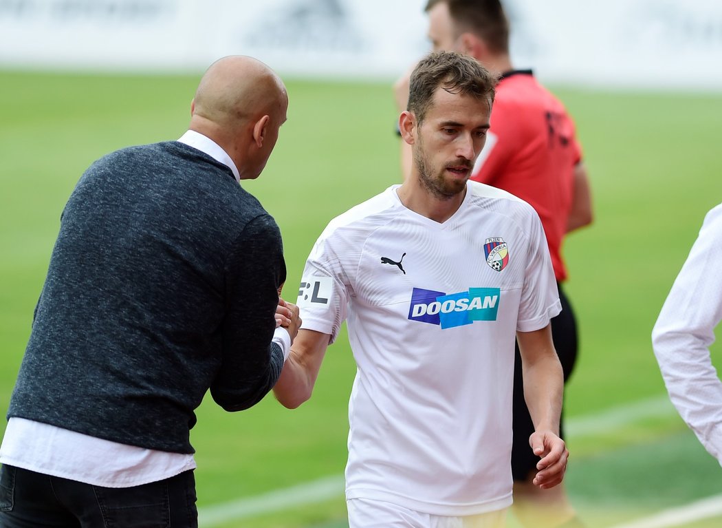 Plzeňský trenér Adrian Guľa děkuje po vystřífání Tomáši Hořavovi, který rozhodl utkání v Olomouci