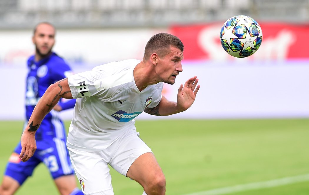 Plzeňský obránce Lukáš Hejda odvrací balon během utkání s Olomoucí