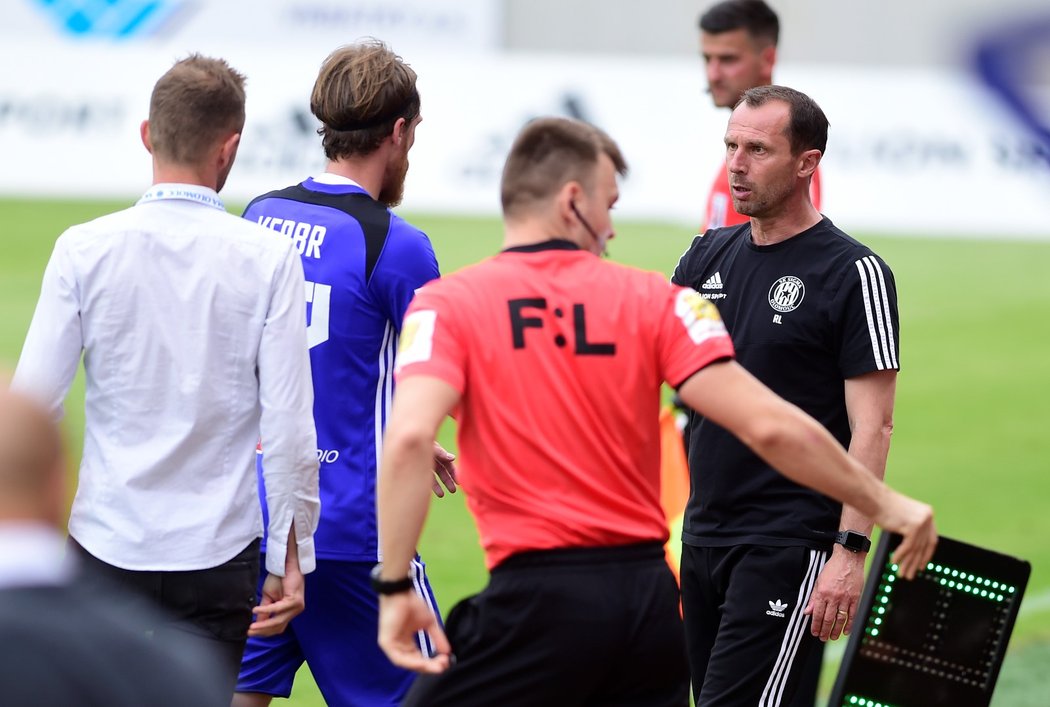 Olomoucký trenér Radoslav Látal diskutuje s rozhodčím během utkání s Plzní