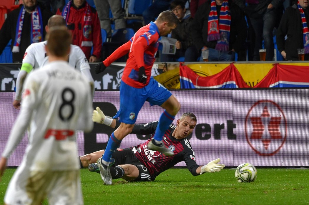 Olomoucký gólman Buchta se vrhá pod nohy Hrošovskému