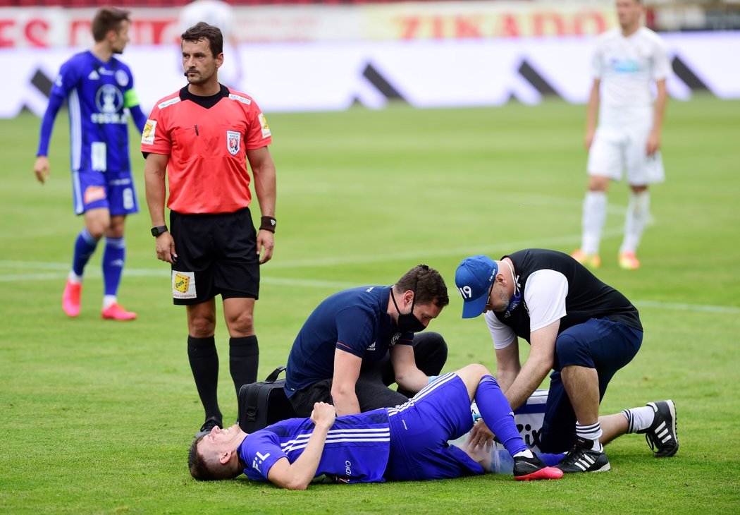 Zleva hlavní rozhodčí Emanuel Marek a zraněný Jan Štěrba z Olomouce v utkání 30. kola FORTUNA:LIGY