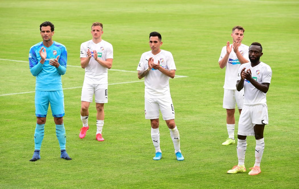 Plzeňští fotbalisté děkují fanouškům po utkání v Olomouci