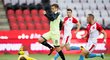 Plzeňský záložník Jan Kovařík dotírá před brankářem Slavie Ondřejem Kolářem