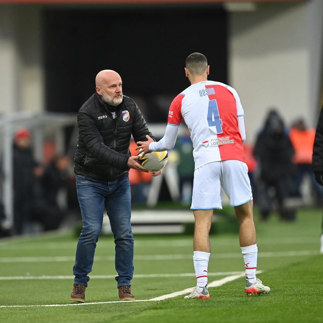 Plzeňský kouč Michal Bílek podává míč Aihamu Ousouovi