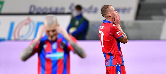 Zklamaní plzeňští fotbalisté během utkání se Slavií