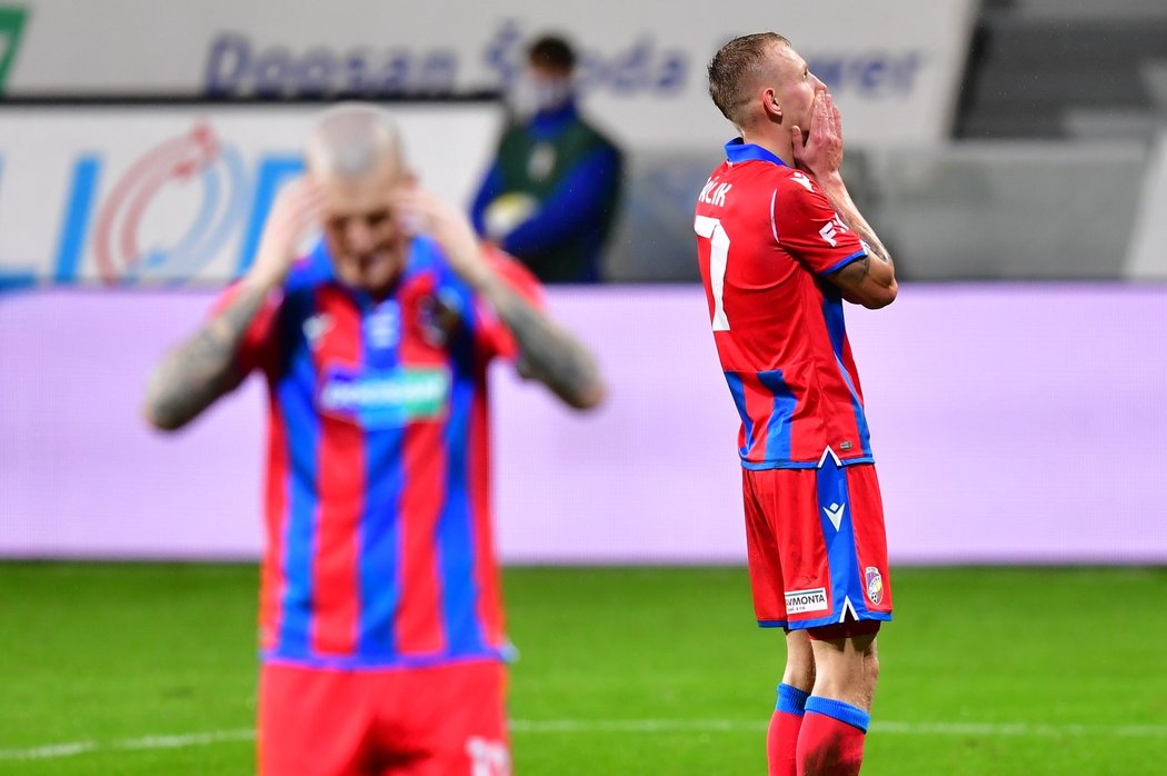 Zklamaní plzeňští fotbalisté během utkání se Slavií