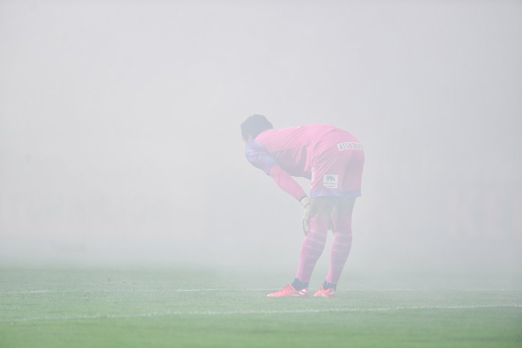 Aleš Hruška zahalený v dýmu z pyrotechniky, kterou odpálili fanoušci Slavie