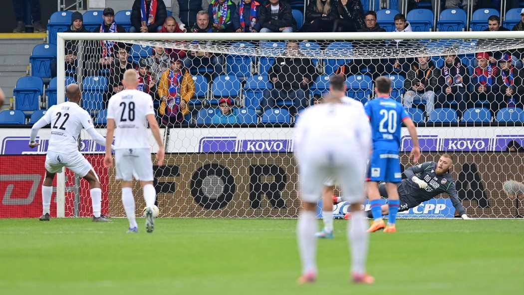 Penaltový moment v Plzni, po němž vyrovnalo Slovácko na 1:1