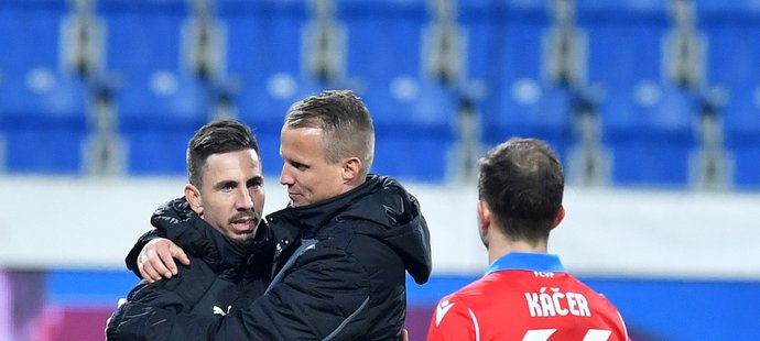 David Limberský se objímá s bývalým parťákem, teď hráčem Slovácka, Milanem Petrželou