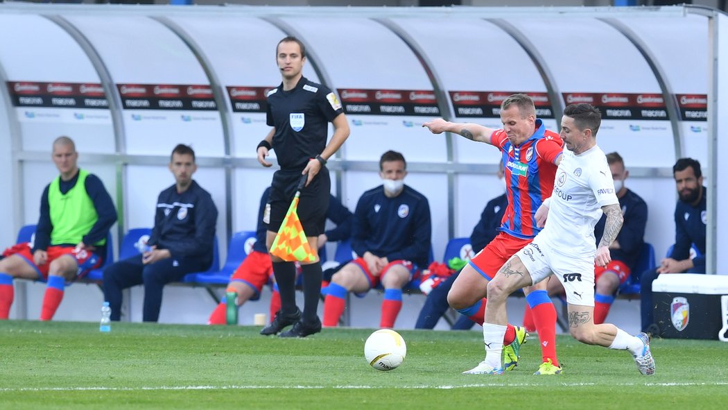 David Limberský v souboji s Milanem Petrželou ze Slovácka