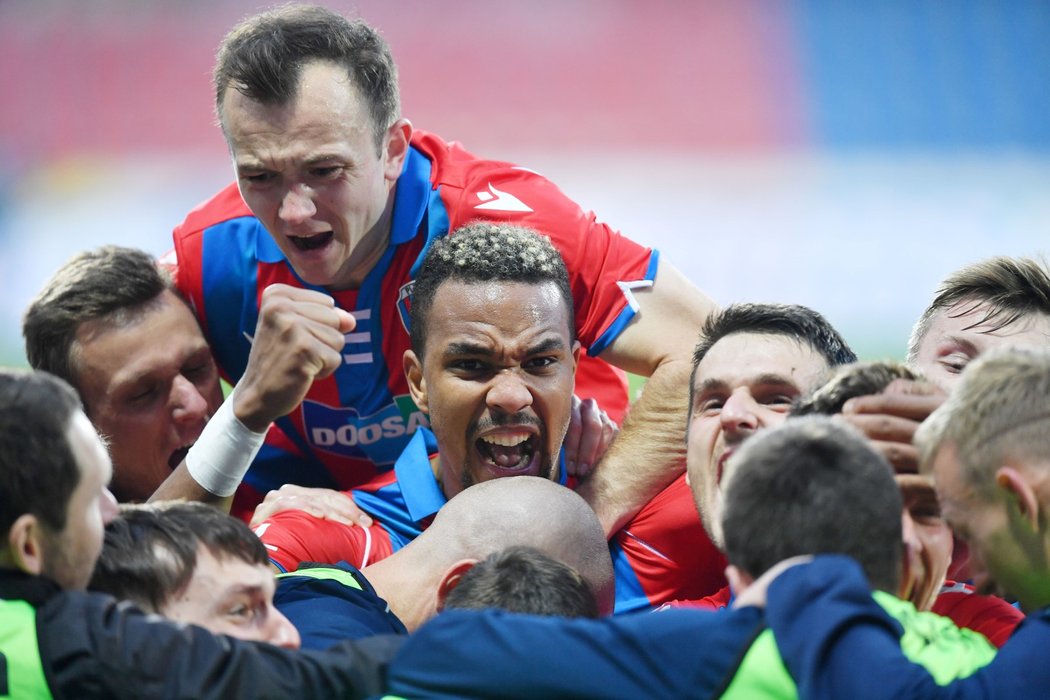 Fotbalisté Plzně se radují z vítězné trefy Lukáše Kalvacha