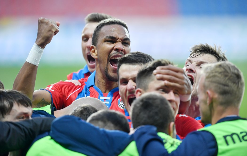 Fotbalisté Plzně se radují z vítězné trefy Lukáše Kalvacha