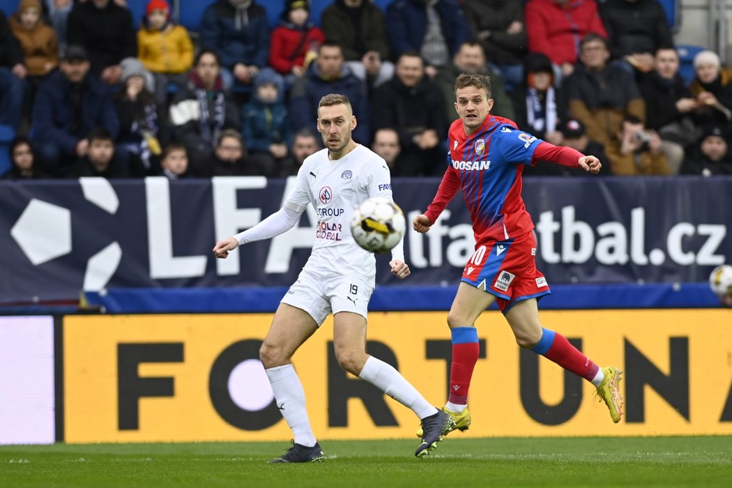 Jan Kalabiška ze Slovácka v souboji s plzeňským Janem Kopicrm