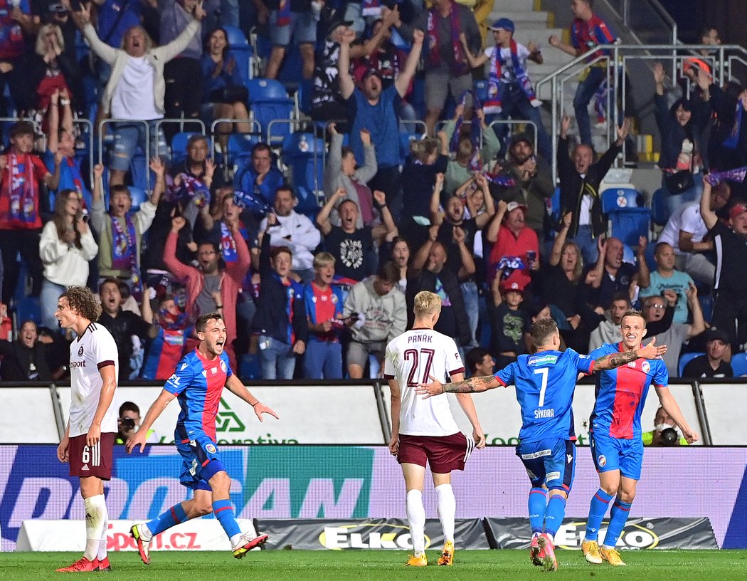 Fotbalisté Plzně slaví trefu Jana Sýkory do sparťanské branky v hitu 7. kola FORTUNA:LIGY