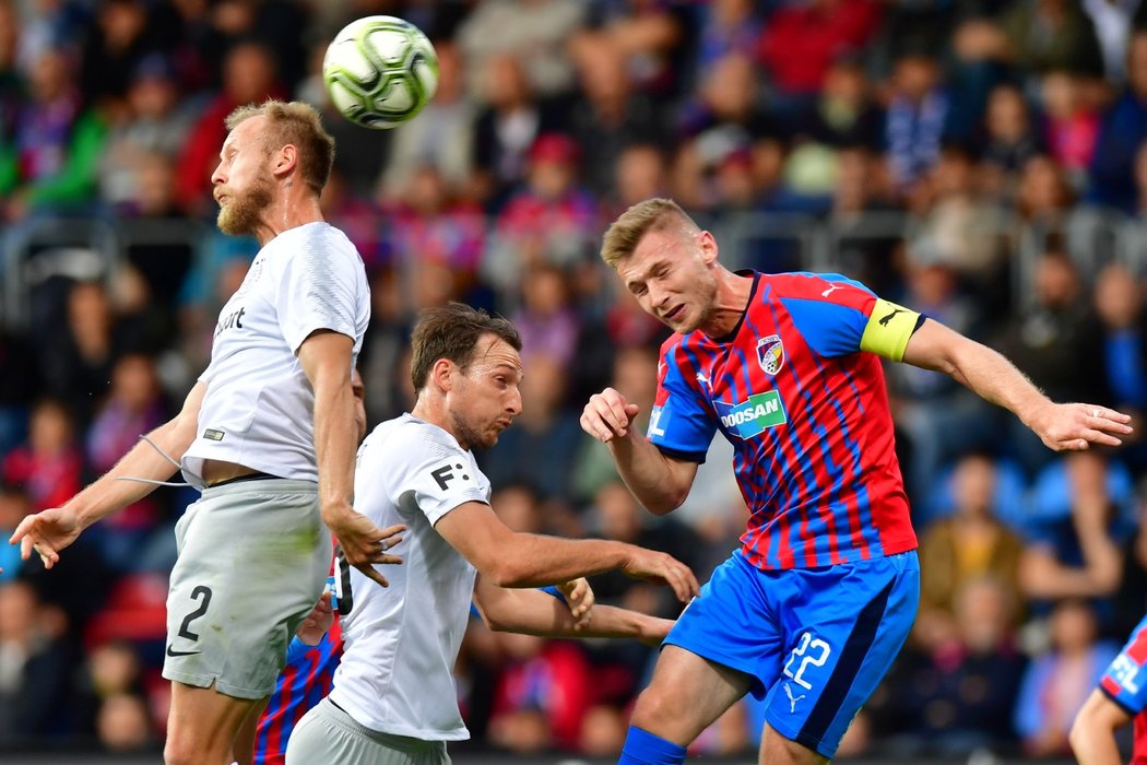 Sparťan Semih Kaya se dostal k hlavičce dříve, než plzeňský obránce Jakub Brabec